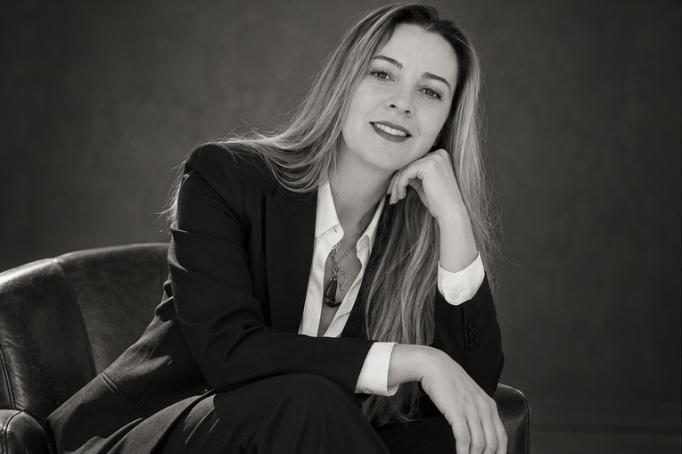 portrait_3_sourire_noir_blanc