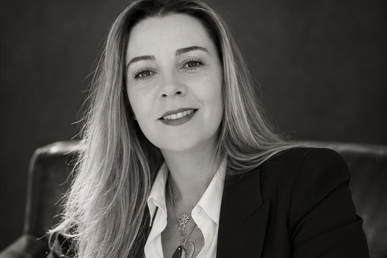 portrait_4_sourire_noir_blanc